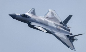 美国太自大了，派F-15首战歼-20，就算打不赢也要拖时间