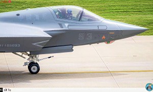 震撼！官方宣布，歼35隐身舰载机，可以在辽宁舰起降，两艘滑跃航母战力会大增！