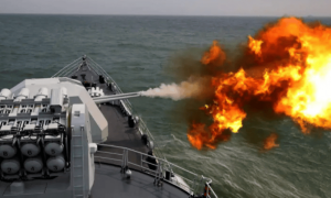 中美高层刚撂下电话，不到48小时，美英军舰竟然组团擅闯台海