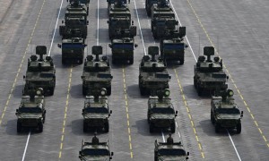 俄乌战场根本没法比！看完大阅兵后，西方该相信中国绝对没援俄