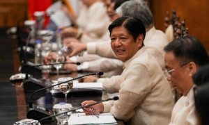 菲国内爆发动乱，民众抗议马科斯，军警出面镇压