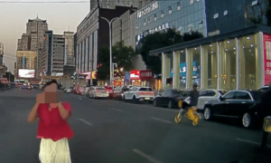 兰州一老人拎东西横穿马路，女子好心搀扶却被打飞眼镜，当地警方回应