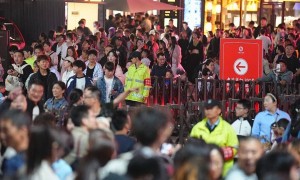 全国多个景区游客趋于饱和，景点建议游客错峰预约