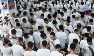 山东一中学食堂无座椅，学生站着用餐，校方回应：一直都没座位，是学校的一种传统