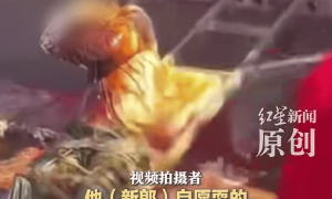 洛阳一新郎被绑在梯子上围观，众人向其泼洒酱油啤酒，拍摄者称“新郎系自愿”，当地：已沟通教育